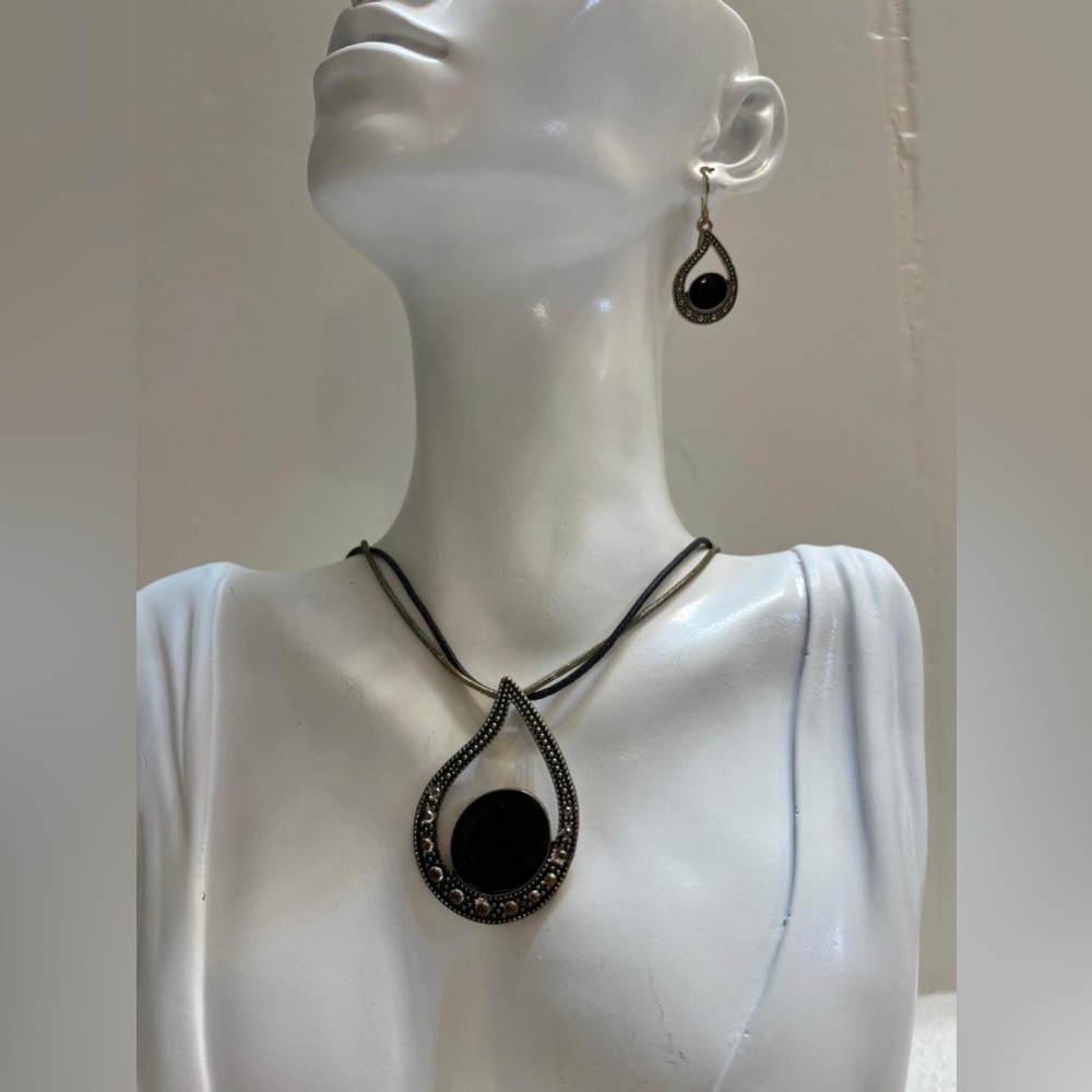 Vintage necklace and earrings with onyx stone